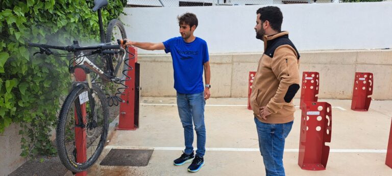 Alcossebre pone en marcha una instalación para carga, mantenimiento y limpieza de bicicletas