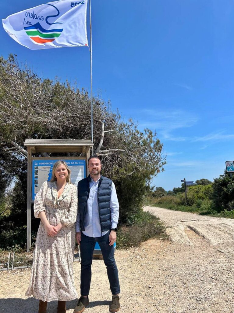 La bandera de Sendero Azul ya ondea en el Jardí de Sòl de Vinaròs