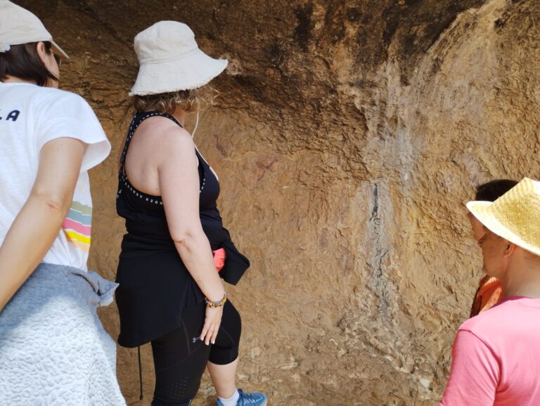 Visita guiada a las pinturas rupestres de La Covatina en Vilafranca