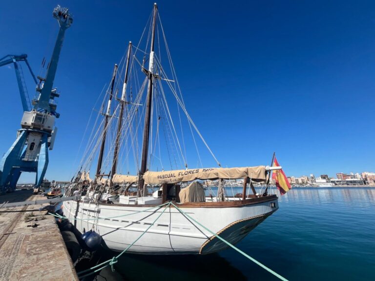 Llega a PortCastelló el primer navío histórico de Escala a Castelló