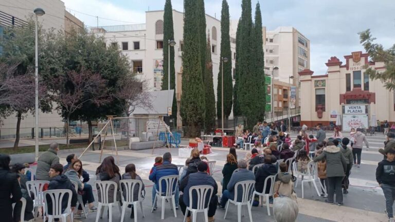 Almassora programa un matí de diversió amb contacontes i circ per als més xicotets