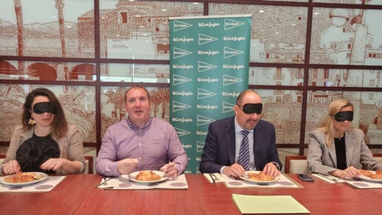 Desayuno ‘a ciegas’ en el Día internacional del perro guía en El Corte Inglés