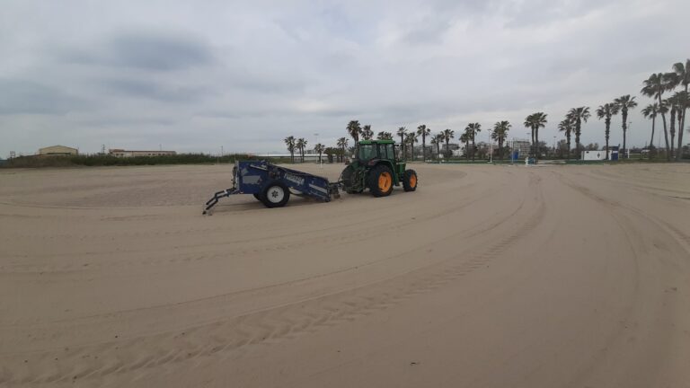 Burriana refuerza los trabajos de adecuación de sus playas de cara a la Semana Santa