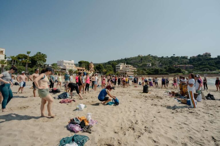 Benicàssim Inspira 2025 llena la playa de bienestar y emociones positivas
