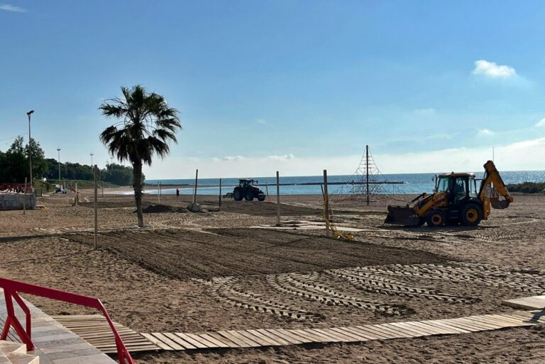 El Ayuntamiento de Vinaròs adecua la zona lúdico-deportiva de la playa del Fortí
