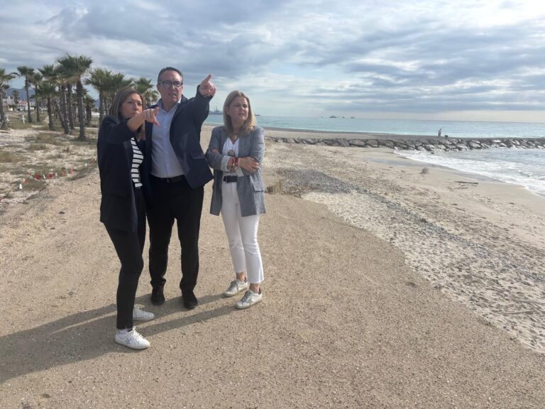 PortCastelló aporta 7.000 metros cúbicos de arena a la playa de Almassora