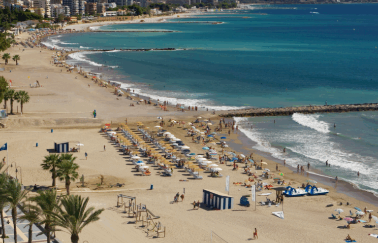 Benicàssim incorpora escuela de tenis playa este verano
