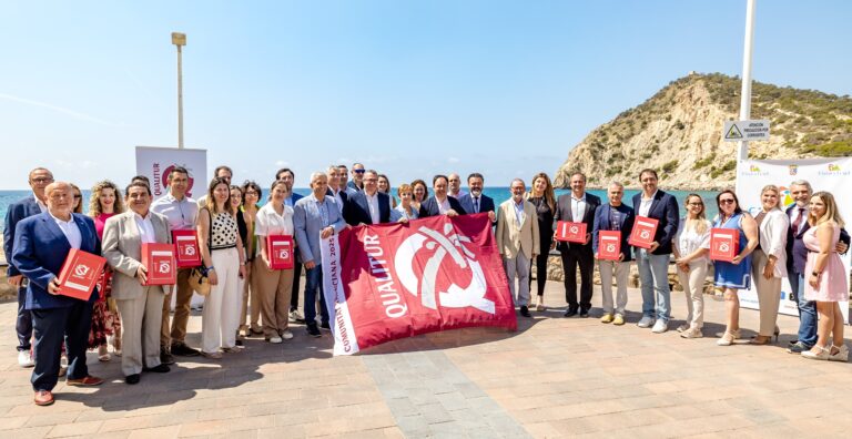 Turisme CV entrega la Bandera Qualitur a 206 playas y calas de 40 municipios de la Comunitat