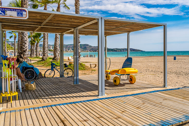 Benicàssim amplía el servicio de baño asistido en sus playas