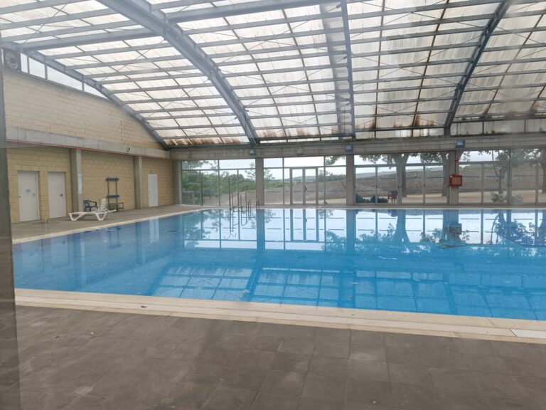 Albocàsser pone a punto la piscina municipal para reabrirla