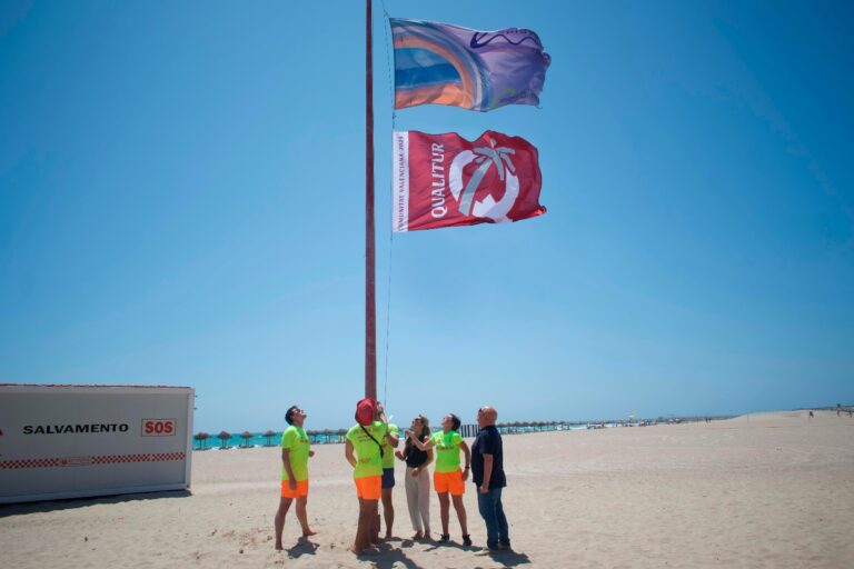 Burriana revalida su excelencia turística con las banderas Qualitur 2025 para sus playas