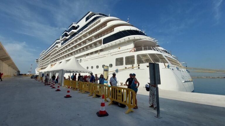 Vuelve a Castellón el ‘Seven Seas Splendor’ con 1.263 cruceristas a bordo