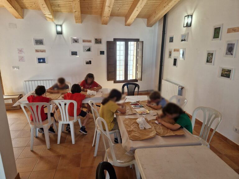 Vistabella viajó a la prehistoria con un taller de pinturas rupestres