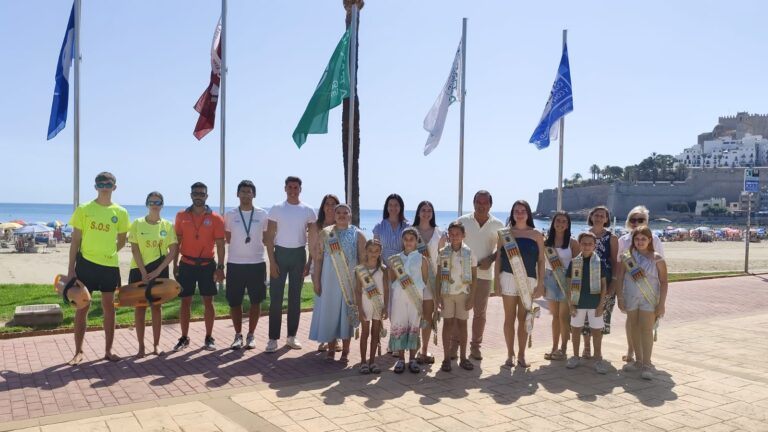 Peñíscola ya presume de  banderas de calidad en su playa