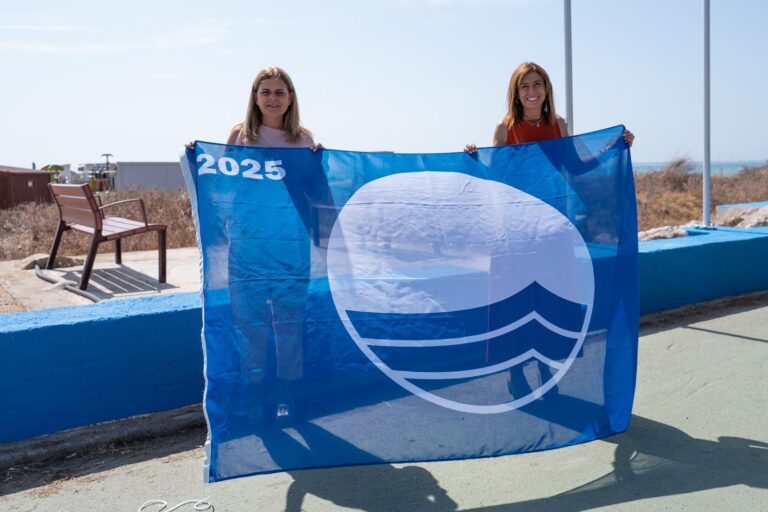 Almassora iza la bandera azul de la playa Benafelí