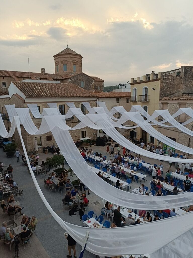 Más de 400 personas participan en la cena solidaria Degusta Culturas de Sant Jordi