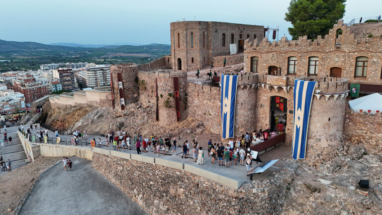 ‘Onda Medieval’ arranca con un desfile inaugural que convierte el casco histórico en un viaje al Medievo  