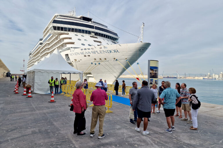 El buque World Navigator reanuda las escalas de cruceros en PortCastelló