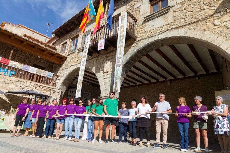 Portell se llena de artesanía en la primera feria textil y de productos de la tierra