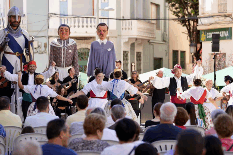 L’AlcoraFolk ompli els carrers de música i tradició per celebrar el 9 d’Octubre