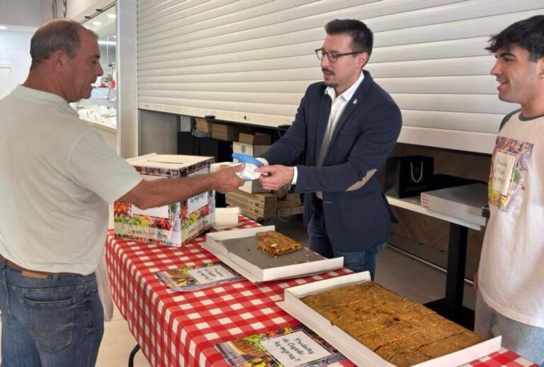 Castellón celebra su gastronomía local repartiendo 600 porciones de coca de tomate en el Mercado de San Antonio