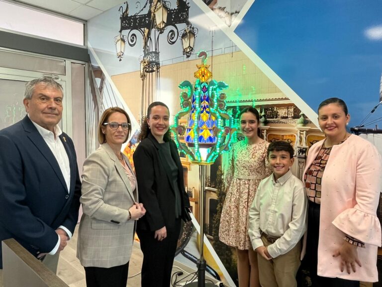 La oficina Tourist Info de la estación de Adif ya luce la Gaiata 6 ‘Farola-Ravalet’