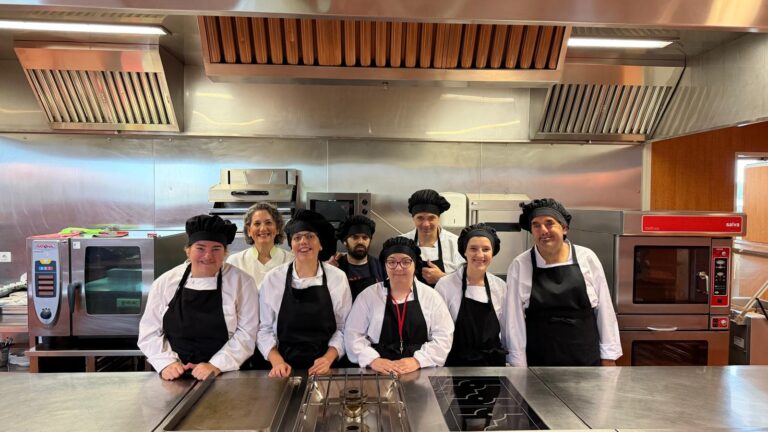 Turisme CV y Síndrome de Down Castellón impulsan la inclusión laboral con nuevos diplomas en hostelería