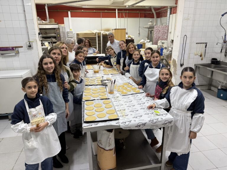 Benicàssim hornea 23.000 coquetes de Sant Antoni