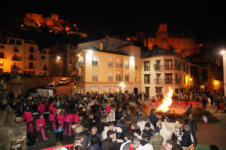 El fuego y la ‘matxà’ llegan a Vilafamés con el tradicional Sant Antoni