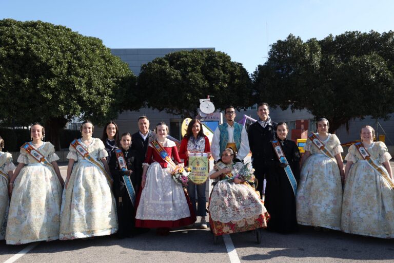 Las Reinas Falleras de Burriana visitan los monumentos falleros escolares