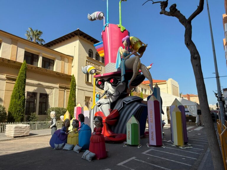 Burriana monta sus monumentos falleros