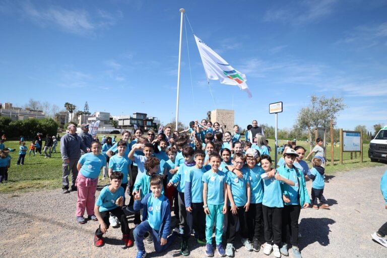 Burriana iza la bandera del Sendero Azul del Clot de la Mare de Déu