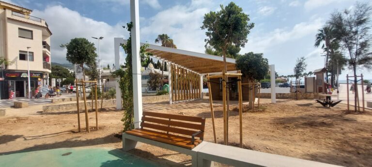 Nuevo mobiliario urbano y pérgolas en la plaza Vista Alegre de Alcossebre