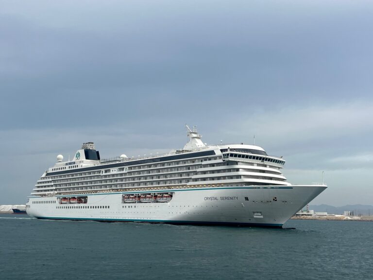 El crucero de lujo ‘Crystal Serenity’ llega a Castellón con cerca de 650 pasajeros