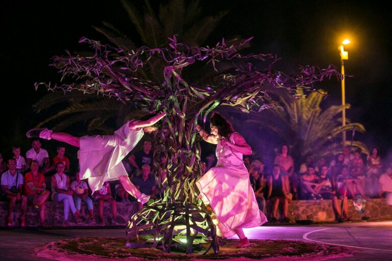 ‘Olea’ lleva este sábado a Arañuel un espectáculo inspirado en el olivo y el paisaje mediterráneo