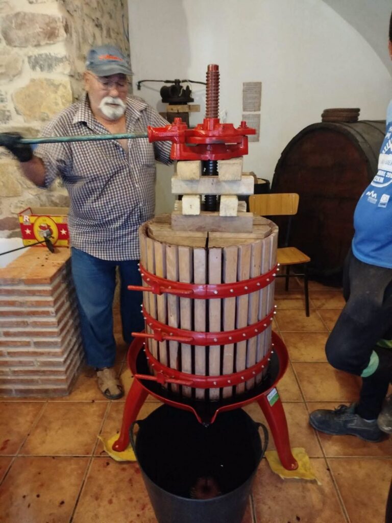 Montán celebra la tradición del Sacacubos con una jornada de vino, gastronomía y convivencia